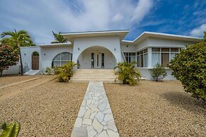 - Large Private Pool With Outdoor Dining - Centrally Located in the Is