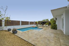 - Large Private Pool With Outdoor Dining - Centrally Located in the Is