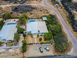 - Large Private Pool With Outdoor Dining - Centrally Located in the Is