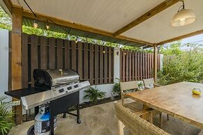 - Large Private Pool With Outdoor Dining - Centrally Located in the Is