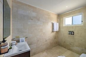 - Large Private Pool With Outdoor Dining - Centrally Located in the Is