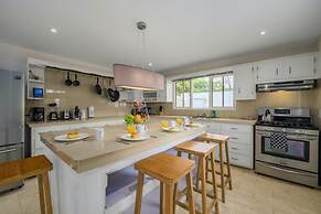 - Large Private Pool With Outdoor Dining - Centrally Located in the Is