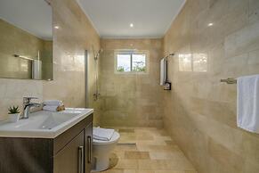 - Large Private Pool With Outdoor Dining - Centrally Located in the Is