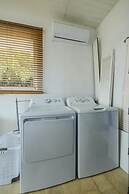 - Large Private Pool With Outdoor Dining - Centrally Located in the Is