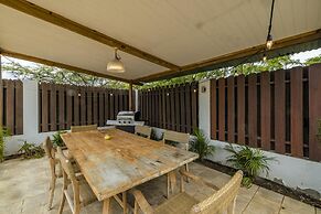 - Large Private Pool With Outdoor Dining - Centrally Located in the Is