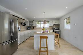 - Large Private Pool With Outdoor Dining - Centrally Located in the Is