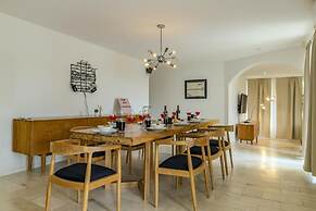 - Large Private Pool With Outdoor Dining - Centrally Located in the Is