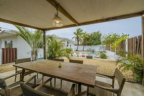 - Large Private Pool With Outdoor Dining - Centrally Located in the Is