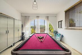 - Large Private Pool With Outdoor Dining - Centrally Located in the Is