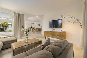 - Large Private Pool With Outdoor Dining - Centrally Located in the Is