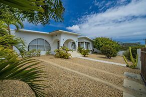 - Large Private Pool With Outdoor Dining - Centrally Located in the Is