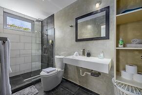 NEW Modern 4BR 4 5BA w Pool Outdoor Dining