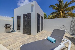 NEW Modern 4BR 4 5BA w Pool Outdoor Dining