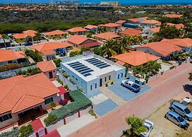 NEW Modern 4BR 4 5BA w Pool Outdoor Dining