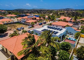 NEW Modern 4BR 4 5BA w Pool Outdoor Dining