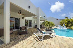 NEW Modern 4BR 4 5BA w Pool Outdoor Dining