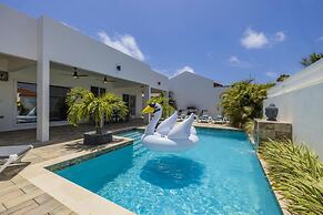 NEW Modern 4BR 4 5BA w Pool Outdoor Dining