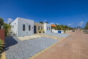 NEW Modern 4BR 4 5BA w Pool Outdoor Dining