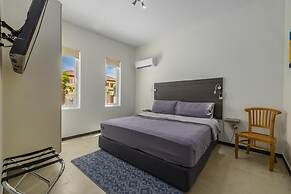 NEW Modern 4BR 4 5BA w Pool Outdoor Dining