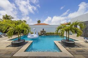 NEW Modern 4BR 4 5BA w Pool Outdoor Dining