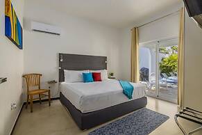 NEW Modern 4BR 4 5BA w Pool Outdoor Dining