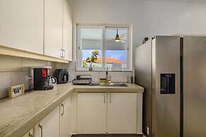 NEW Modern 4BR 4 5BA w Pool Outdoor Dining