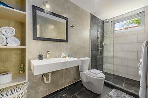 NEW Modern 4BR 4 5BA w Pool Outdoor Dining