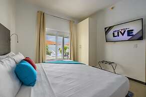 NEW Modern 4BR 4 5BA w Pool Outdoor Dining