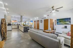 NEW Modern 4BR 4 5BA w Pool Outdoor Dining