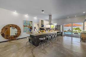 NEW Modern 4BR 4 5BA w Pool Outdoor Dining