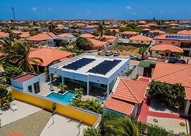 NEW Modern 4BR 4 5BA w Pool Outdoor Dining