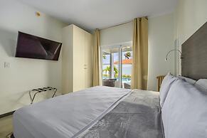 NEW Modern 4BR 4 5BA w Pool Outdoor Dining