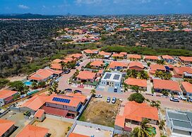 NEW Modern 4BR 4 5BA w Pool Outdoor Dining