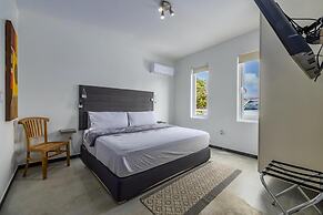 NEW Modern 4BR 4 5BA w Pool Outdoor Dining