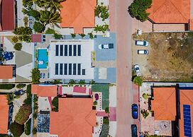 NEW Modern 4BR 4 5BA w Pool Outdoor Dining