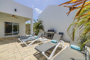 NEW Modern 4BR 4 5BA w Pool Outdoor Dining