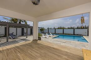 New 3BR 2BA With Huge Pool and Outdoor Area BBQ