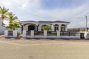 New 3BR 2BA With Huge Pool and Outdoor Area BBQ