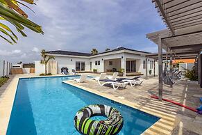 New 3BR 2BA With Huge Pool and Outdoor Area BBQ