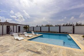 New 3BR 2BA With Huge Pool and Outdoor Area BBQ