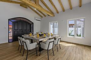 New 3BR 2BA With Huge Pool and Outdoor Area BBQ