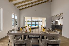 New 3BR 2BA With Huge Pool and Outdoor Area BBQ