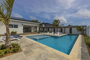 New 3BR 2BA With Huge Pool and Outdoor Area BBQ