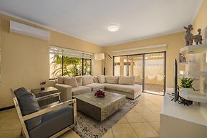 Amazing 4br3 5BA Villa w Private Pool Goldcoast