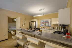 Amazing 4br3 5BA Villa w Private Pool Goldcoast