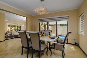 Amazing 4br3 5BA Villa w Private Pool Goldcoast
