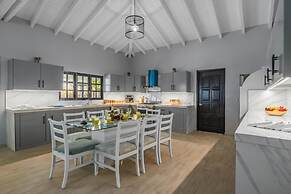 4BR 4BA Private Pool Sauna Tub Putt-putt Fire Place