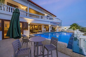 Villa Salina - 5BR w Pool Jacuzzi Sauna