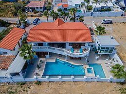 Villa Salina - 5BR w Pool Jacuzzi Sauna