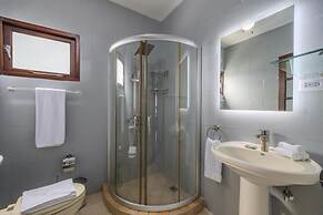 Villa Salina - 5BR w Pool Jacuzzi Sauna